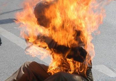 رجل بزي عسكري يحرق نفسه أمام السفارة الإسرائيلية بواشنطن