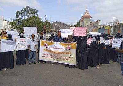 وقفة سلمية لعمال الجنوب بمحيط القصر الرئاسي في عدن