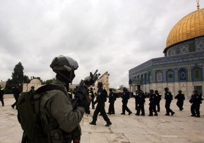 مستوطنون يقتحمون باحات المسجد الأقصى بحماية الشرطة الإسرائيلية