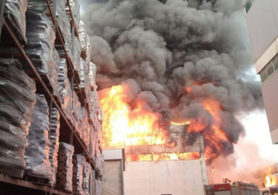 اندلاع حريق هائل بمصنع في الخليل
