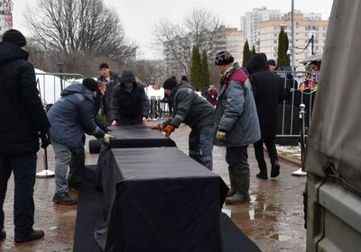 مئات المشيعين يتوافدون إلى جنازة نافالني