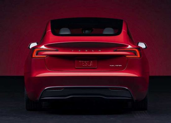 تسلا تعلن شحن سيارتها الرياضية "رودستر" في 2024