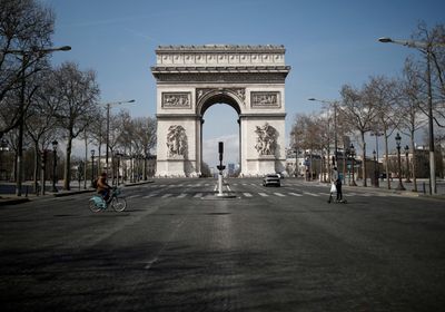 مزارعون يقطعون طريق قوس النصر في باريس