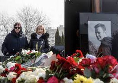 والدة نافالني تزور قبر ابنها