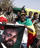 مئات المتظاهرين يطالبون بإجراء انتخابات رئاسية في السنغال