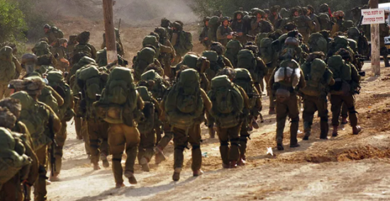 قناة عبرية تؤكد: جنود الاحتياط يعرضون عتادهم على الإنترنت