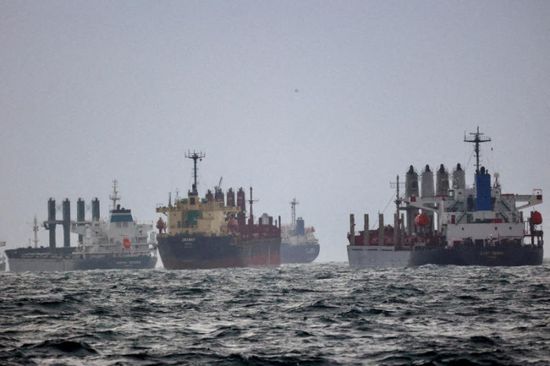 مجموعة شحن سويسرية تؤكد استهداف سفينتها قرب خليج عدن