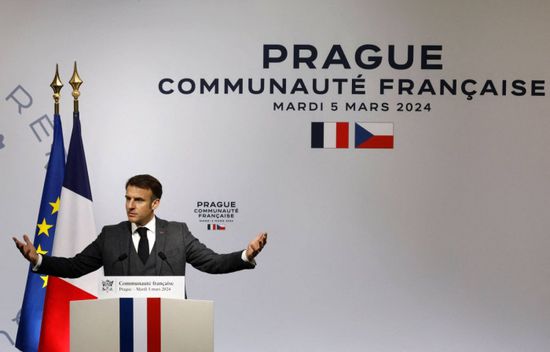 الرئيس الفرنسي يدعو حلفاء كييف "ألا يكونوا جبناء" في مواجهة روسيا