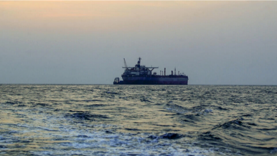الأمواج تجرف السفينة "ترو كونفيدانس" بعد استهدافها من الحوثي