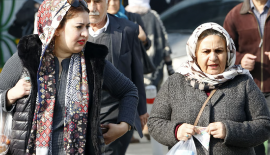 حتى داخل السيارات.. العفو الدولية: إيران تواصل ملاحقة غير المحجبات