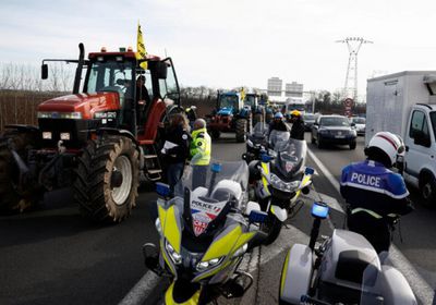 المزارعون الفرنسيون يتوعدون بمواصلة احتجاجاتهم على الحكومة