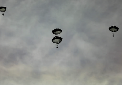 مجددًا.. الجيش الأمريكي يسقط مزيدًا من المساعدات على غزة