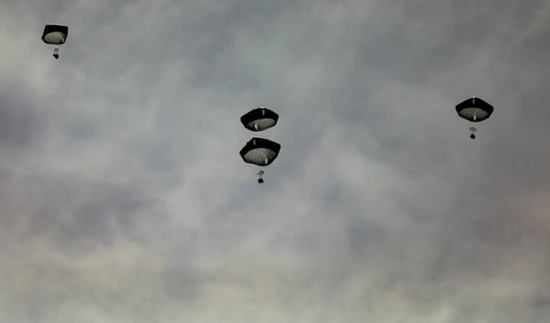 مجددًا.. الجيش الأمريكي يسقط مزيدًا من المساعدات على غزة