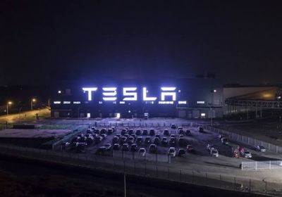 حريق مشبوه يوقف عمل مصنع تسلا في برلين