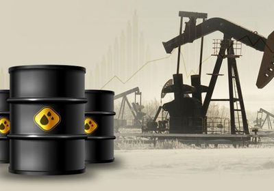 النفط يتراجع بفعل التوقعات النقدية الأمريكية ويسجل خسائر