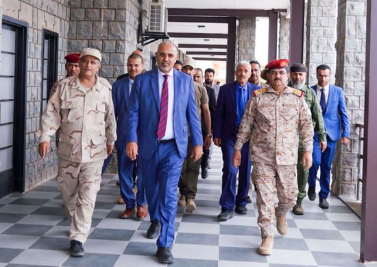 الرئيس الزُبيدي يتفقد الأكاديمية العسكرية العُليا في عدن