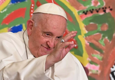 بابا الفاتيكان: على أوكرانيا التحلى بالشجاعة لرفع العلم الأبيض