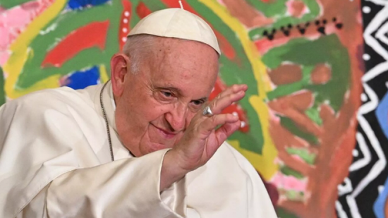 بابا الفاتيكان: على أوكرانيا التحلى بالشجاعة لرفع العلم الأبيض