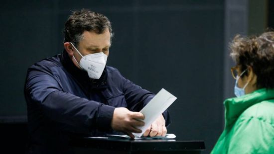 البرتغاليون يدلون بأصواتهم في انتخابات عامة