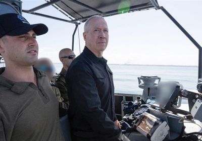 من شاطئ غزة.. وزير الدفاع الإسرائيلي يتوعد حماس