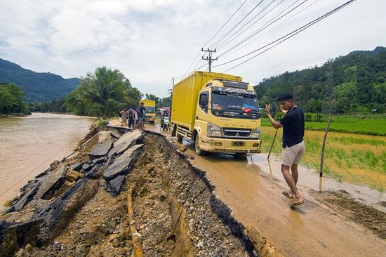 26 قتيلا في الفيضانات بجزيرة سومطرة الإندونيسية
