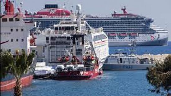 أول سفينة مساعدات تبحر من قبرص الى قطاع غزة