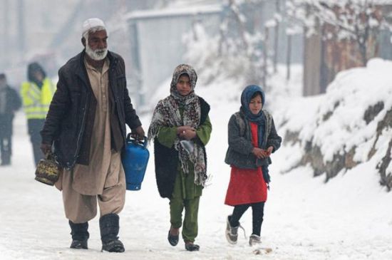 مقتل 60 شخصا بسبب سوء أحوال الطقس في أفغانستان