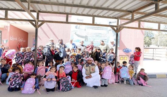 الهلال الأحمر الإماراتي يهدي حقائب مدرسية لأطفال المدارس في الأردن