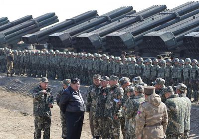 زعيم كوريا الشمالية يشرف على عرض عسكري