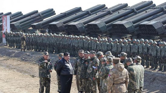 زعيم كوريا الشمالية يشرف على عرض عسكري