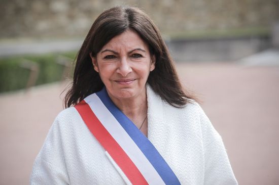 رئيسة بلدية باريس تدعو المطالبين بمكيفات الهوء للثقة بالعلم