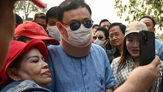 رئيس الوزراء التايلاندي السابق يظهر علنا للمرة الأولى