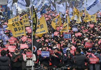 حكومة كوريا الجنوبية تبدأ بتعليق تراخيص الأطباء المضربين