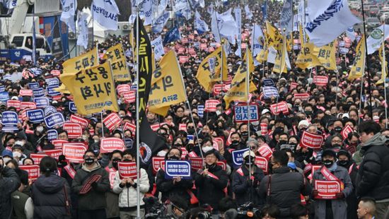 حكومة كوريا الجنوبية تبدأ بتعليق تراخيص الأطباء المضربين
