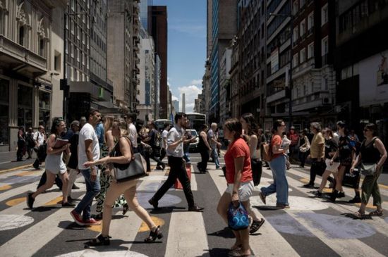 "إس آند بي" تخفض تصنيف الأرجنتين لـ "التخلف الانتقائي"