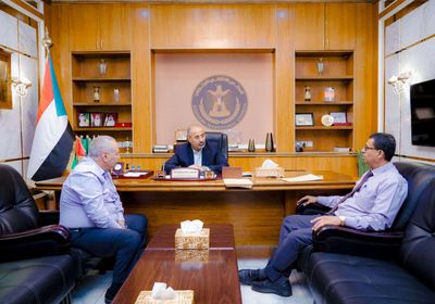 الرئيس الزُُبيدي يطلع على سير العمل بمستشفيات عدن ولحج