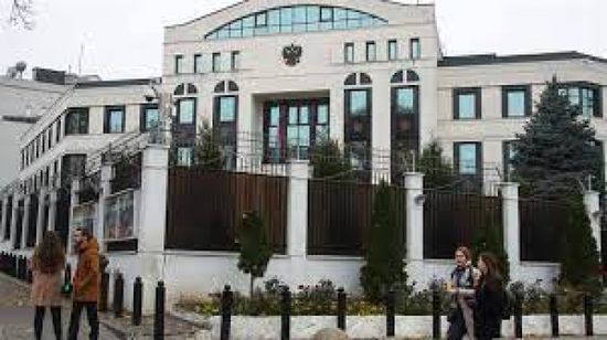 توقيف شخص ألقى عبوتين حارقتين على السفارة الروسية