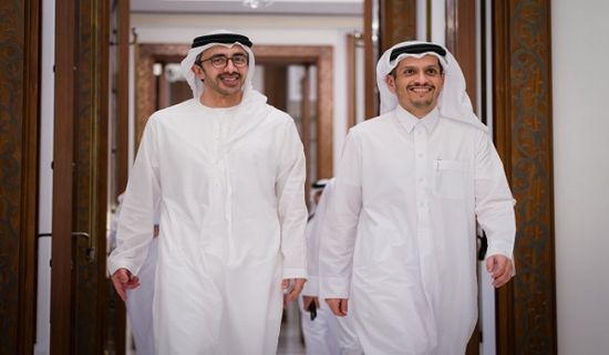 وزير الخارجية الإماراتي يبحث مع نظيره القطري التطورات بالمنطقة