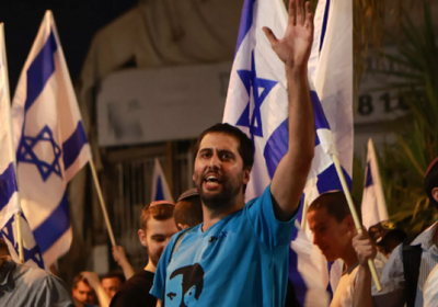 لإقالة نتنياهو.. آلاف الإسرائيليين يغلقون الطريق أمام 3 وزراء