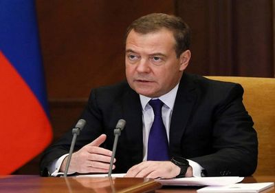 "مدفيديف" يهنئ "أعداء روسيا" بفوز بوتين بالانتخابات