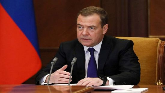 "مدفيديف" يهنئ "أعداء روسيا" بفوز بوتين بالانتخابات