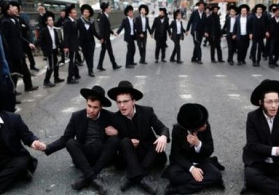 مئات اليهود "الحريديم" يغلقون الطرق في القدس