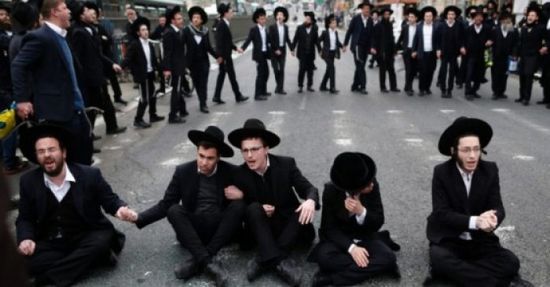 مئات اليهود "الحريديم" يغلقون الطرق في القدس