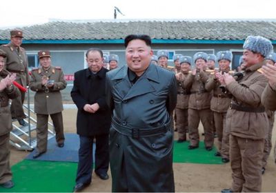 زعيم كوريا الشمالية يشرف على تجربة لمحرك صاروخ