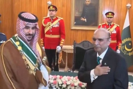 الأعلى في البلاد.. رئيس باكستان يقلّد وزير الدفاع السعودي وسام «نيشان»