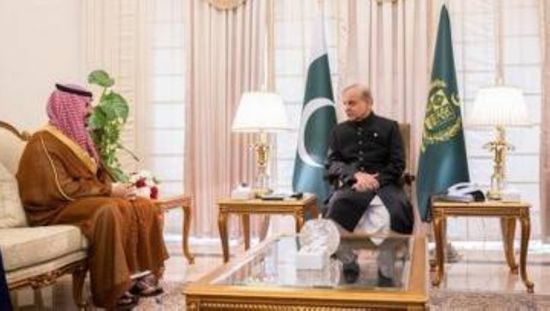 وزير الدفاع السعودي يلتقي رئيس وزراء باكستان في إسلام آباد