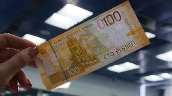 المركزي الروسي يخفض سعر الروبل أمام الدولار