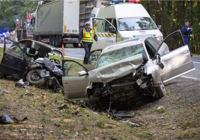 مقتل 4 وإصابة 8 بعد خروج سيارة سباق عن مسارها