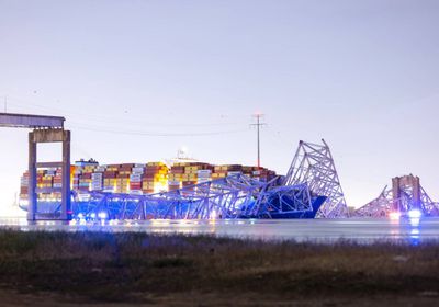 بعد اصطدام سفينة به.. السلطات الأمريكية تعلن انهيار جسر في بالتيمور