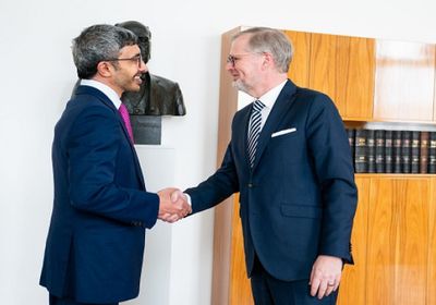 وزير الخارجية الإماراتي يلتقي رئيس وزراء التشيك في براغ
